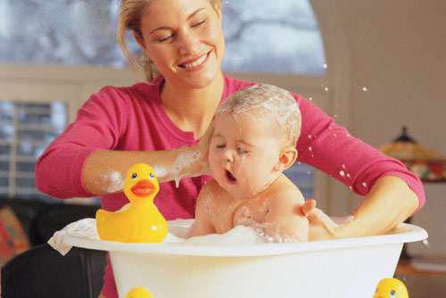 Đồ dùng tắm gội mẹ cần mua cho bé sơ sinh