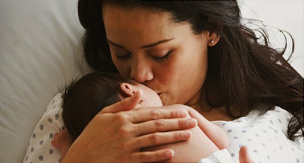 Có nên đánh thức trẻ sơ sinh dậy để cho ăn?