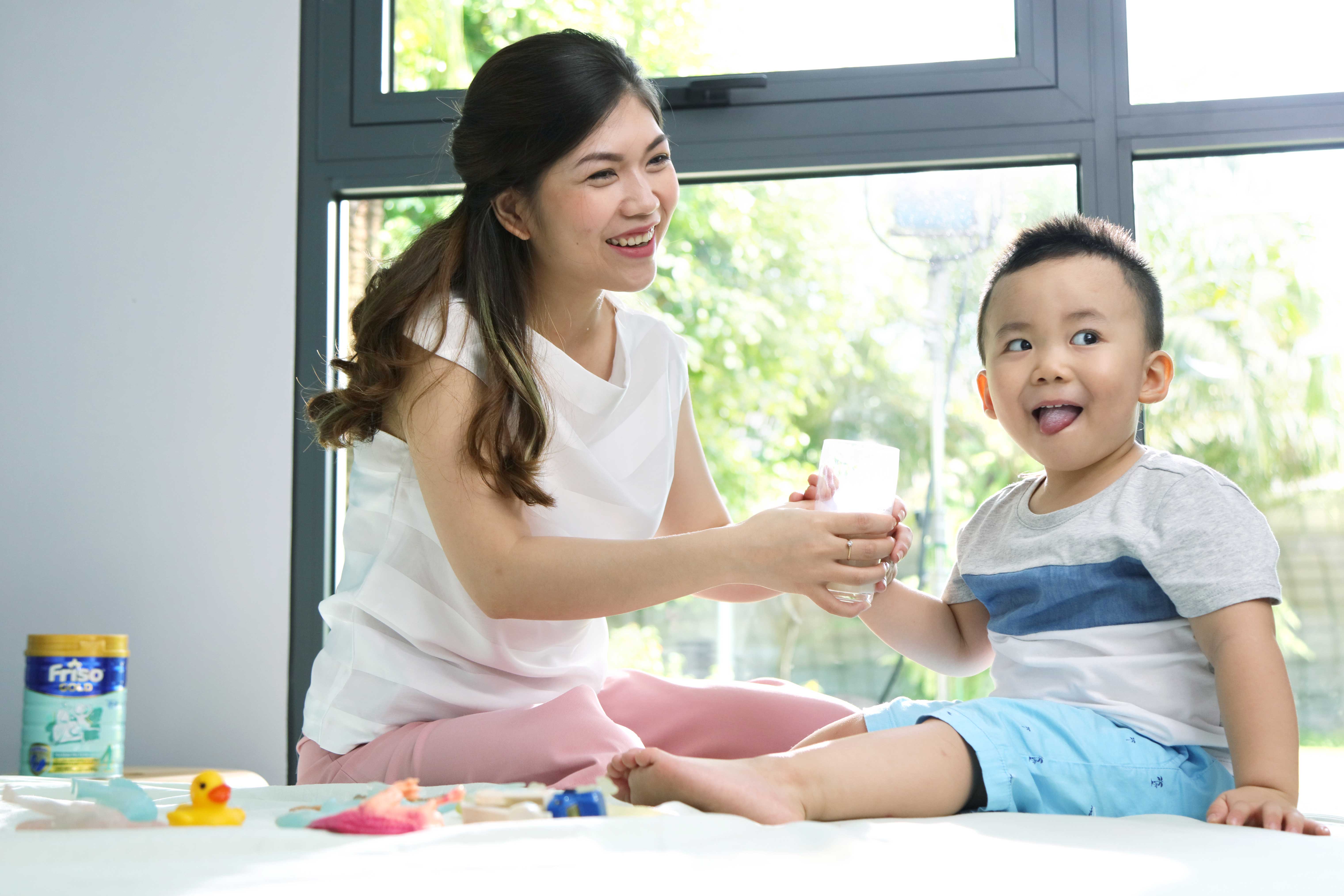 Học cách chọn sữa cho con cùng các bà mẹ Việt