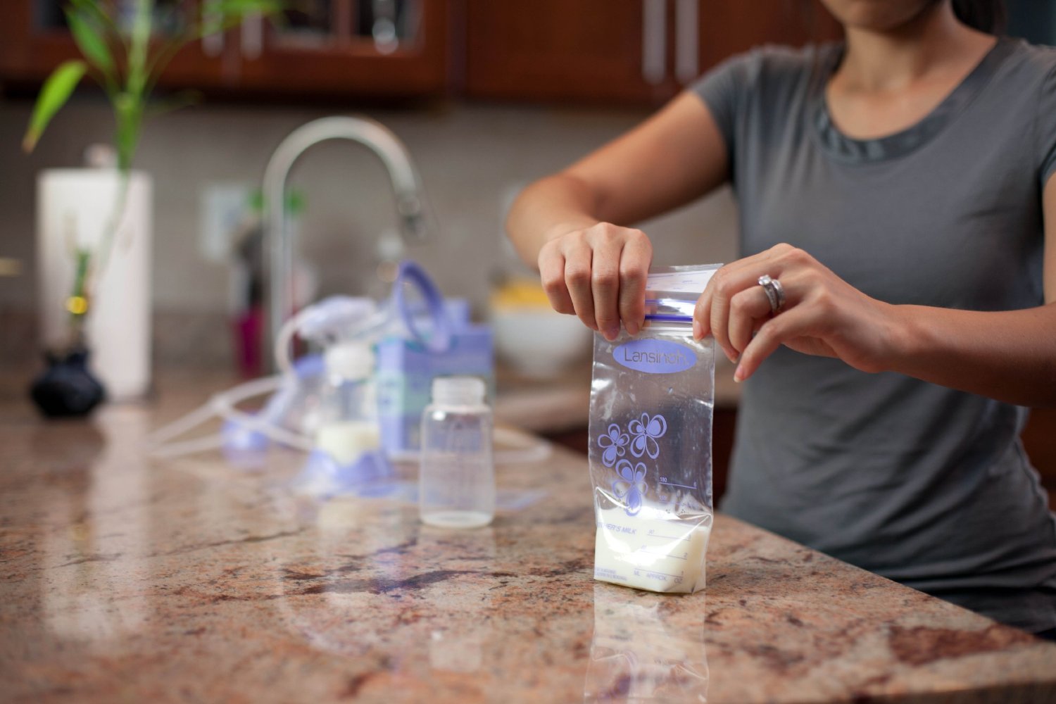 4 tips nhỏ giúp bảo quản sữa mẹ trong tủ lạnh đúng cách