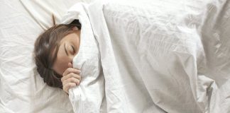 Bé 18 tháng tuổi đột tử chỉ vì đắp chăn khi ngủ