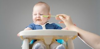 Bé 6 tháng không chịu ăn dặm phải làm sao?