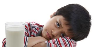 Bé không chịu uống sữa công thức phải làm sao? Mẹo hay cho mẹ làm gì khi bé không chịu uống sữa công thức