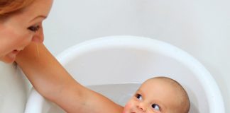 6 việc cần làm khi tắm cho trẻ sơ sinh tắm cho trẻ sơ sinh