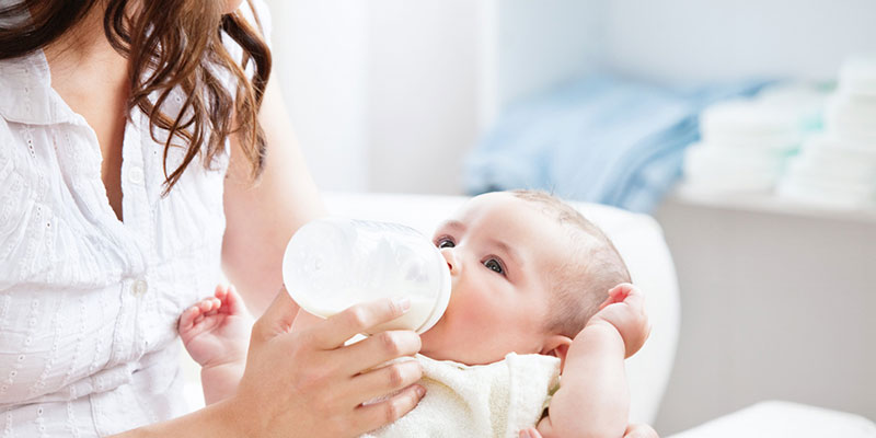 kết hợp sữa mẹ và sữa công thức như thế nào?
