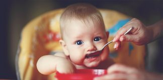 Trẻ mấy tháng ăn dặm? Và trẻ bắt đầu ăn dặm nên ăn gì?