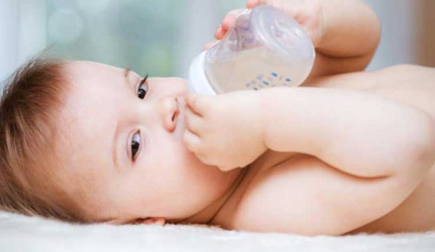 [Góc làm mẹ] Bé không chịu uống sữa công thức phải làm sao?