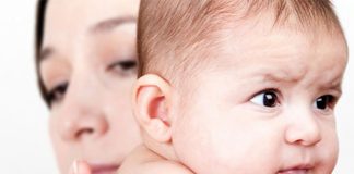 Trẻ sơ sinh hay vặn mình và ọc sữa, nôn trớ – Nguyên nhân và cách trị xử lý trẻ bị ọc sữa