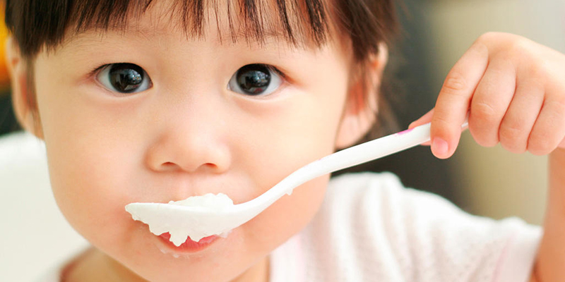 trẻ mấy tháng có thể ăn sữa chua