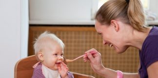 Hỏi & đáp: Mấy tháng cho trẻ ăn dặm là tốt nhất?