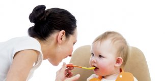 So sánh bột ăn dặm ăn liền và bột ăn dặm ngũ cốc tự làm cho bé