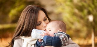 Cho bé uống sữa bột đúng cách như thế nào? cách đổi sữa cho bé