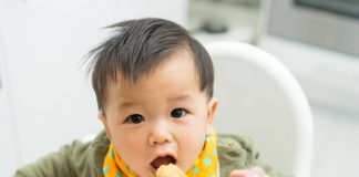 (Mẹ có biết) Trẻ 4 tháng tuổi ăn dặm như thế nào?