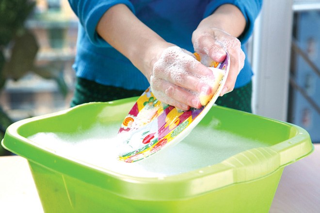 Có nên rửa bình sữa bằng nước rửa chén hay không?