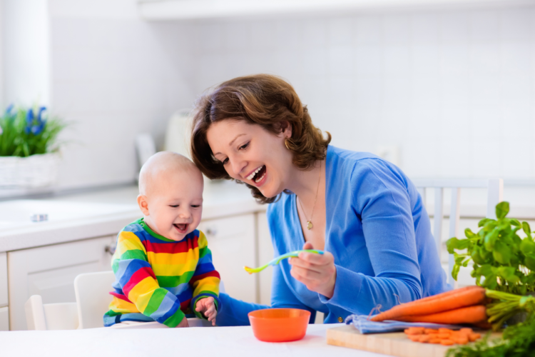 Tư thế ngồi ăn đúng sẽ giúp bé hấp thụ thức ăn tốt hơn