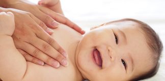 Bé bị viêm da cơ địa, mẹ nên dùng loại kem dưỡng ẩm nào là tốt nhất cho bé?