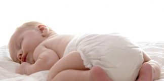 Kinh nghiệm bôi kem chống hăm cho bé gái an toàn, hiệu quả