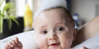 Bé bị viêm da cơ địa, mẹ nên chọn loại sữa tắm nào cho bé?