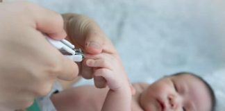 Cắt móng tay lần đầu cho trẻ sơ sinh – Những điều mẹ cần biết.