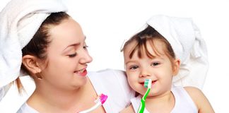 Bé nuốt kem đánh răng có ảnh hưởng gì đến sức khỏe không?