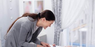 Mẹ nào cũng nên học cách dùng miếng lót sơ sinh với tã chéo