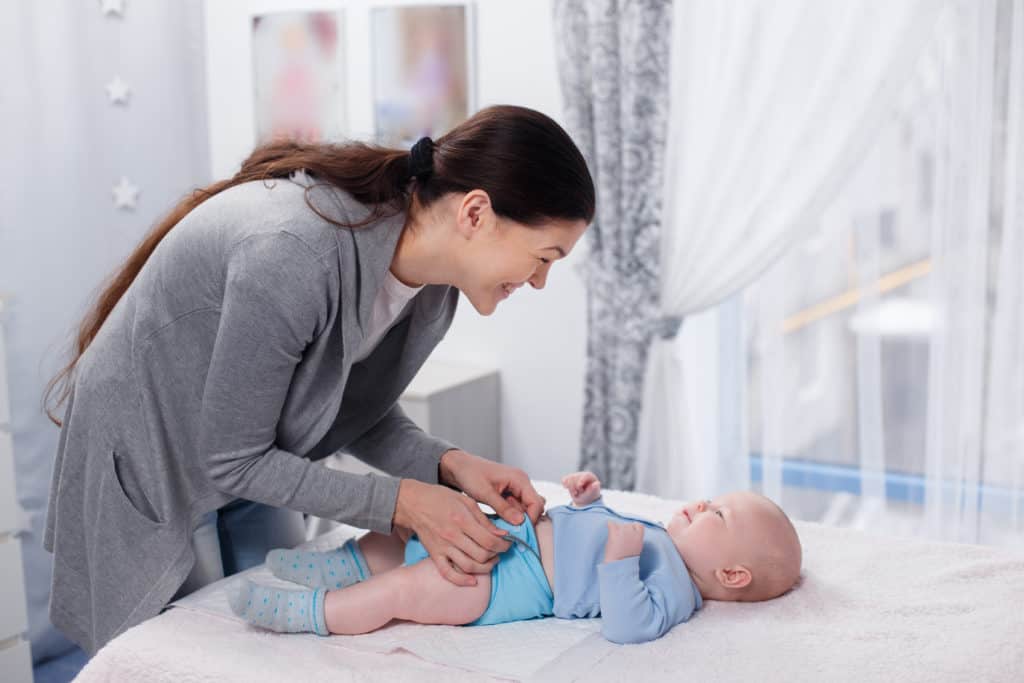 Mẹ nào cũng nên học cách dùng miếng lót sơ sinh với tã chéo 4 shutterstock 1074453737