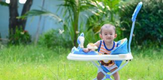 Có nên mua xe tập đi cho bé 6 tháng tuổi hay không?