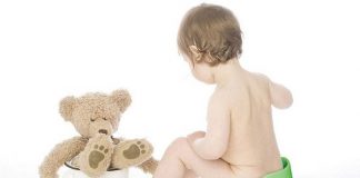 Bé mấy tháng thì mẹ nên cho bé tập ngồi bô? Bô vệ sinh cho bé