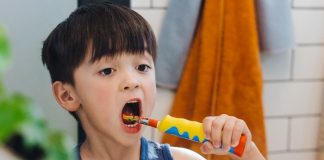 Tìm hiểu bàn chải đánh răng chạy Pin giúp bé tập đánh răng