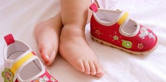 Cách chọn dép tập đi phù hợp với bé mẹ nên biết Dép tập đi cho bé