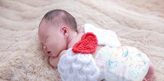 Nên dùng tã dán hay miếng lót sơ sinh cho bé mẹ tham khảo Tã dán và miếng lót sơ sinh