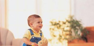 Liệu có nên mua xe chòi chân cho bé 1 tuổi hay không?