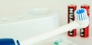 Có nên dùng bàn chải đánh răng điện cho bé ?