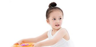 Mẹ có nên mua xe lắc cho bé 1 tuổi sử dụng hay không?