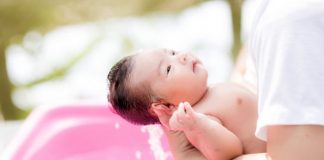 Bí quyết giúp mẹ chọn mua chậu tắm cho trẻ sơ sinh cách chọn chậu tắm cho bé