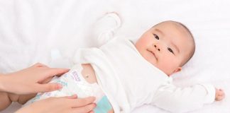 Hướng dẫn mẹ cách dùng miếng lót sơ sinh cho bé Cách dùng miếng lót sơ sinh