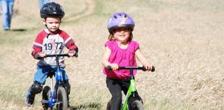 Hướng dẫn mẹ chọn xe chòi chân cho bé theo độ tuổi