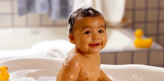 Bí quyết chọn chậu tắm loại nào tốt nhất cho trẻ 1 tuổi