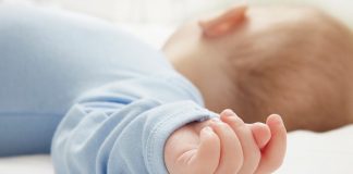 Những lưu ý khi bấm móng tay cho bé bị chảy máu Bấm móng tay cho bé bị chảy máu