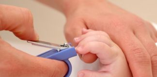 Những điều mẹ nên biết khi sử dụng bấm móng tay cho bé sơ sinh Bấm móng tay cho bé sơ sinh