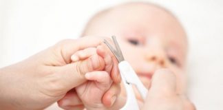 Mách mẹ các bước bấm móng tay cho bé Cách cắt móng tay cho bé sơ sinh