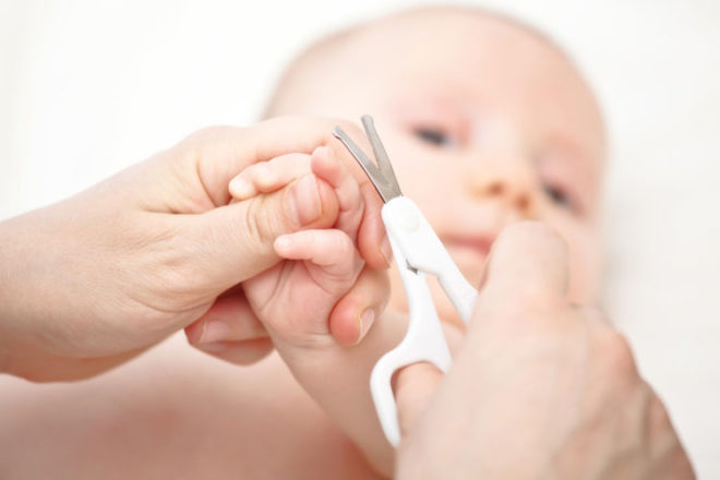Cách cắt móng tay cho bé sơ sinh