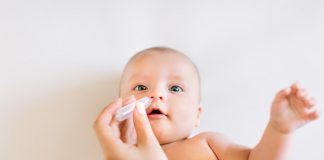 Mẹ có nên vệ sinh mắt mũi cho trẻ hàng ngày không ? Có nên vệ sinh mắt mũi cho trẻ hàng ngày