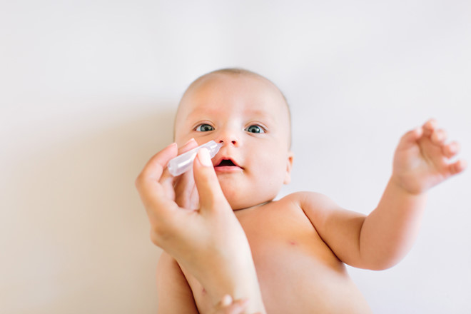 Mẹ có nên vệ sinh mắt mũi cho trẻ hàng ngày không ?