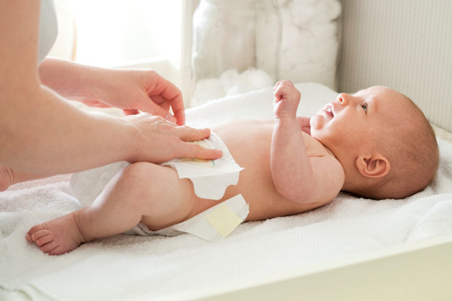 Mẹ nên dùng miếng lót sơ sinh bao lâu thì thay cho bé ?