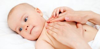 Mẹ có nên massage cho bé trước khi tắm không ? Dầu massage cho bé trước khi tắm