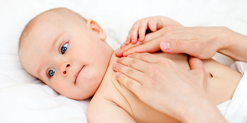 Dầu massage cho bé trước khi tắm