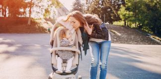 Mẹ nên mua xe đẩy du lịch giá rẻ mùa thu dựa vào những tiêu chí nào?