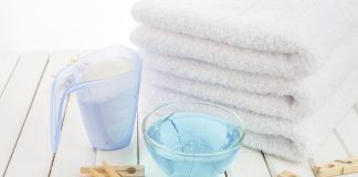 Giặt quần áo cho trẻ sơ sinh bằng gì? Nên dùng nước giặt cho bé không?