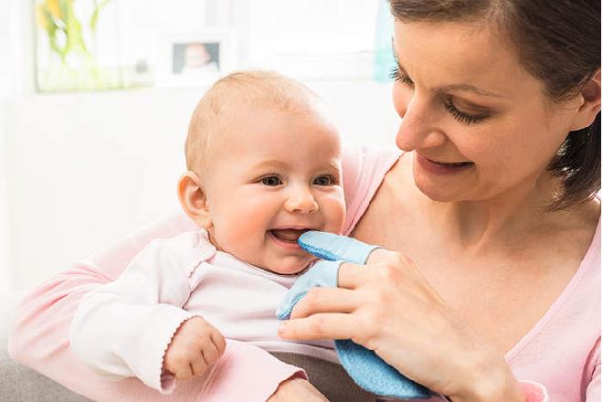cách vệ sinh tai mũi họng cho trẻ sơ sinh